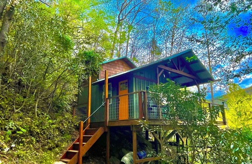 Mortimer Cabin | The Roost - A Pet Friendly, Creekside Mountain Cabin in the Heart of Adventure!