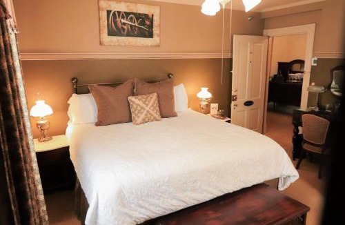 Jonesborough House | The Russell Room at The Historic Eureka Inn and Event Center