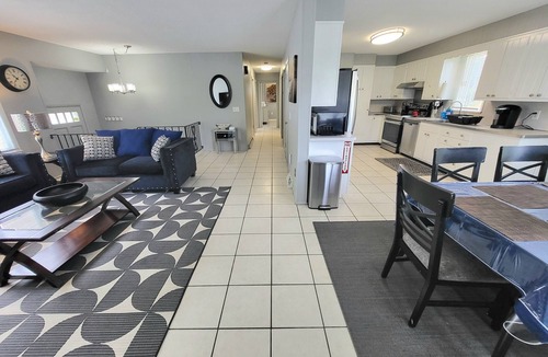 New London House | THE SEA BREEZE OCEAN BEACH HOUSE: 6 QUEEN BEDS