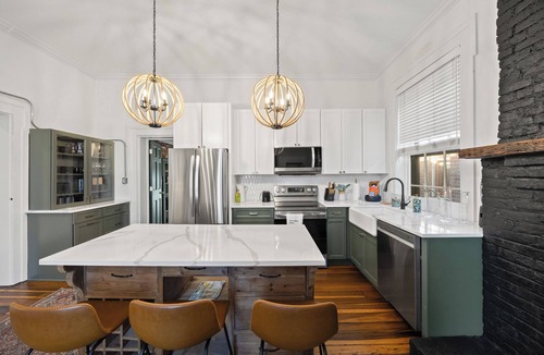 Downtown Apartment | The Shryock Suite at Historic Indigo House - Steps from Rupp Arena