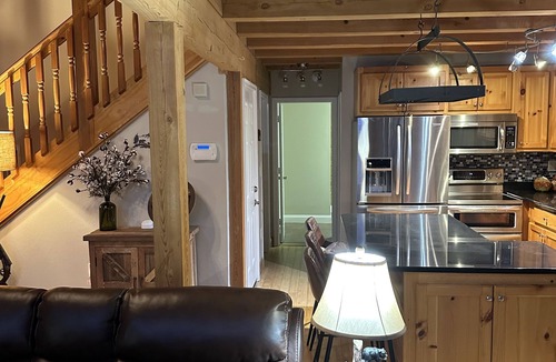 Hendersonville Cabin | The spacious Dream Road Escape cabin & Hot tub