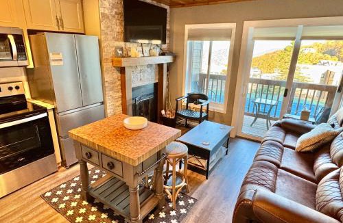 Sugar Mountain Apartment | The Sugar Suite - Renovated with a View! Ski IN-OUT! Heated POOL, Hot tub, sauna, gym, AC, EV, adjustable bed