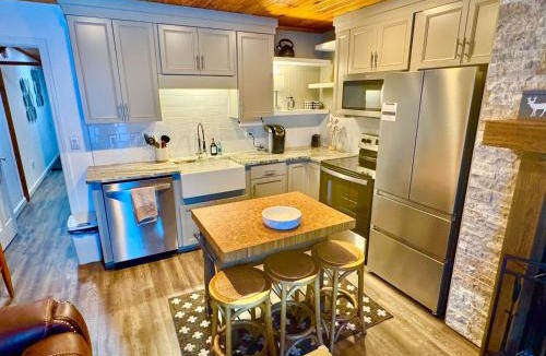 Sugar Mountain Apartment | The Sugar Suite - Renovated with a View! Ski IN-OUT! Heated POOL, Hot tub, sauna, gym, AC, EV, adjustable bed