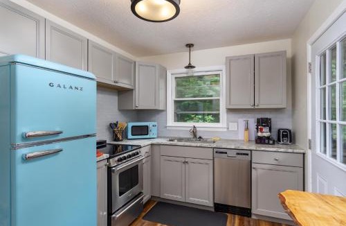 Black Mountain House | The Sunset Chalet Pet-friendly, Deck & 5 Minutes to Black Mountain!