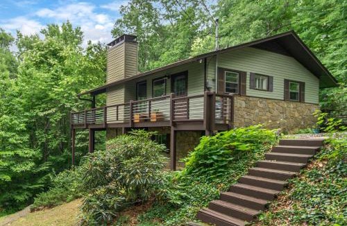 Black Mountain House | The Sunset Chalet Pet-friendly, Deck & 5 Minutes to Black Mountain!