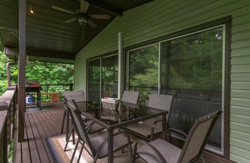 Black Mountain House | The Sunset Chalet Pet-friendly, Deck & 5 Minutes to Black Mountain!