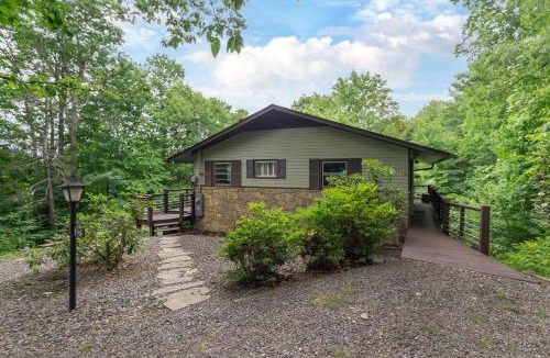Black Mountain House | The Sunset Chalet Pet-friendly, Deck & 5 Minutes to Black Mountain!