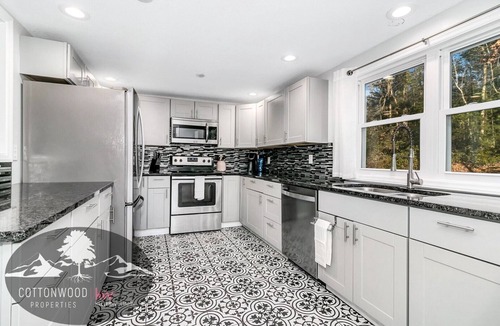 Swannanoa Cottage | The Swannanoa Suite - Cottonwood Properties