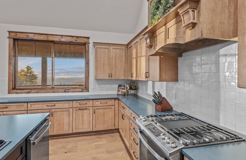 Elk Park Cabin | The Tipsy Bear at Eagles Nest - Views, Vineyard, hot tub