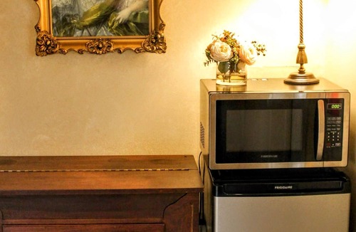 Jonesborough House | The Tub Room at The Historic Eureka Inn and Event Center