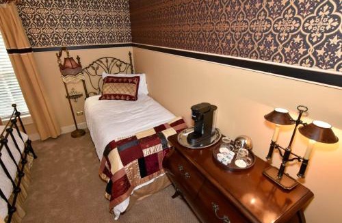 Jonesborough House | The Tub Room at The Historic Eureka Inn and Event Center