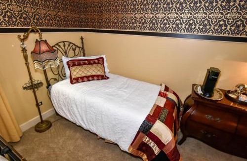 Jonesborough House | The Tub Room at The Historic Eureka Inn and Event Center