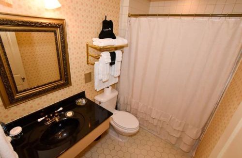 Jonesborough House | The Tub Room at The Historic Eureka Inn and Event Center