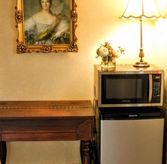 Jonesborough House | The Tub Room at The Historic Eureka Inn and Event Center