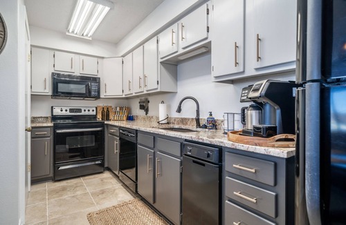 Rockwell Condo | The Vandiver on Lake Hamilton, Bright and Cozy Lakefront Condo