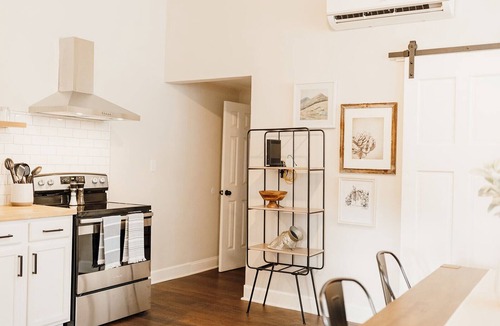 Bell Court Apartment | The Walton House #1, A beautifully furnished cottage in the heart of Lexington
