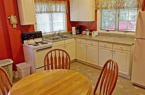 Flat Rock Cottage | The Waterlily Cottage-2 Bedrooms/2 bathroom cottage -located in Flat Rock,NC-