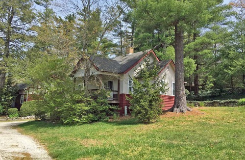 Flat Rock Cottage | The Waterlily Cottage-2 Bedrooms/2 bathroom cottage -located in Flat Rock,NC-