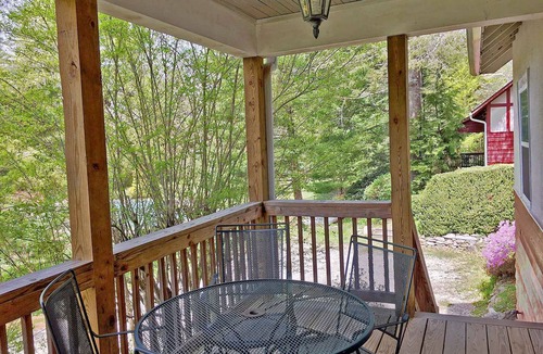 Flat Rock Cottage | The Waterlily Cottage-2 Bedrooms/2 bathroom cottage -located in Flat Rock,NC-