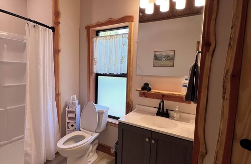 Irvine Bed & Breakfast | The Whippoorwill B&B Cabin – Breakfast Included – Award-Winning Hillside Haven
