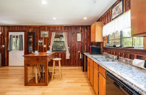 Murfreesboro Cabin | Three-Suite Riverfront Retreat