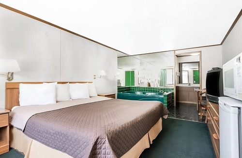 Summit Hotel | Tidy Unit, Outdoor Pool, Free Parking, WiFi, Pets Allowed
