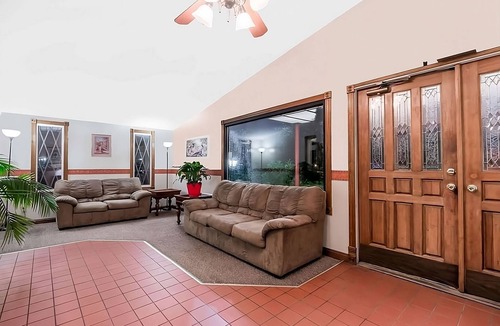Summit Hotel | Tidy Unit, Outdoor Pool, Free Parking, WiFi, Pets Allowed