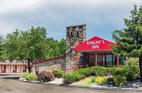 Summit Hotel | Tidy Unit, Outdoor Pool, Free Parking, WiFi, Pets Allowed