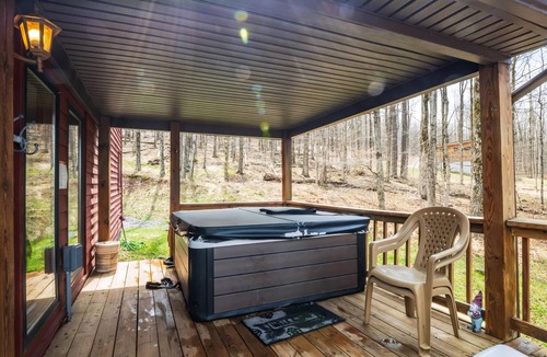 Old Timberline House | Timberly - 699 Ridge Road Timberly - Private Wooded Lot, Outdoor Hot Tub, Pool Table, Pet Friendly, Lake Access!