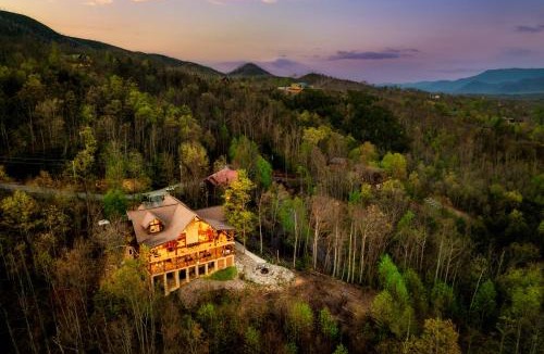Pittman Center Ski Chalet | Timberwolf - Luxe 5 Star Retreat- July Deal-Game Rm-PS5-FirePit-Hot Tub