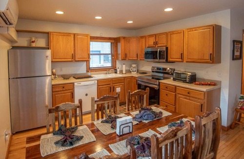 Todd Cottage | Todd Cottage in the woods - Fire pit - Basketball Hoop - Beautiful wooded setting