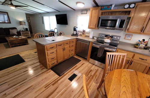 Skyland House | Topsy's Trailer, Private, FAST WiFi, Small Dog Ok, HOT TUB, Close to AVL/Hendo