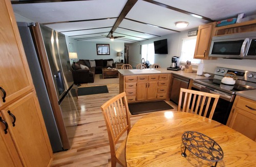 Skyland House | Topsy's Trailer, Private, FAST WiFi, Small Dog Ok, HOT TUB, Close to AVL/Hendo