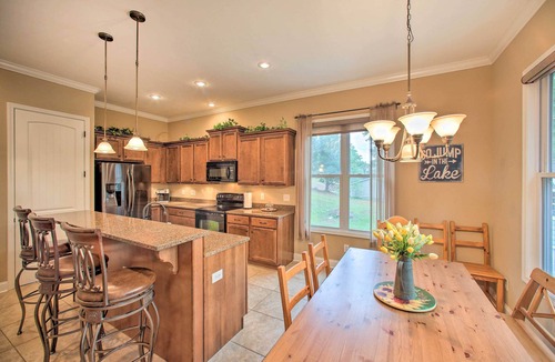 Townville Cottage | Townville Lakefront Cottage w/Private Dock!
