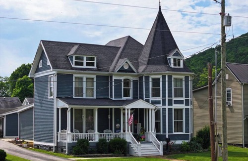 Irvine Bed & Breakfast | Traditional Bed & Breakfast in Irvine KY with Swimming pool, Wi-Fi Room 3