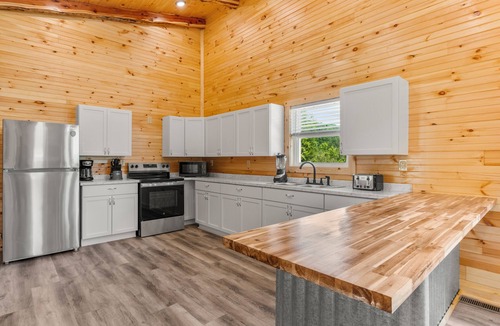 Stanton Cabin | Trailer Parking/Hot Tub/King Size Beds/Mt Views