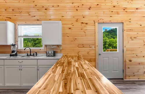 Stanton Cabin | Trailer Parking/Hot Tub/King Size Beds/Mt Views