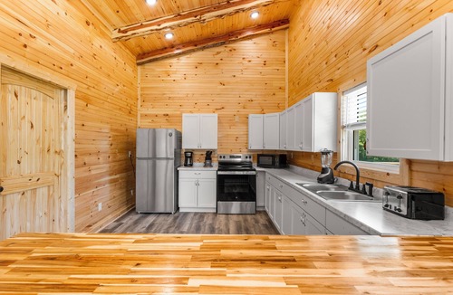 Stanton Cabin | Trailer Parking/Hot Tub/King Size Beds/Mt Views