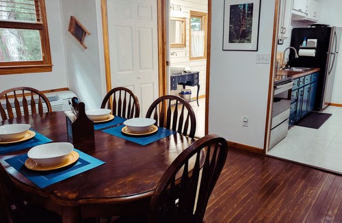 Stanton Cabin | Trailseeker Cabin King Bed, WiFi, Hot Tub at Red River Gorge - Natural Bridge