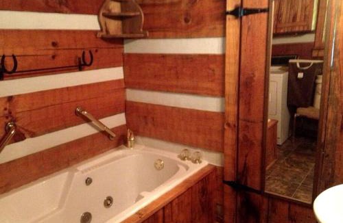 Kodak House | Tranquil Cabin with Hot Tub & Creek Views Near Bass Pro, Kodak Tennessee