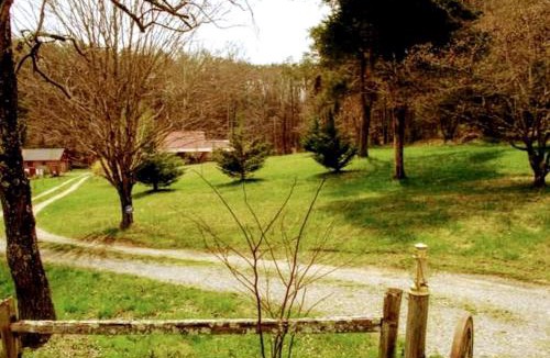 Kodak House | Tranquil Cabin with Hot Tub & Creek Views Near Bass Pro, Kodak Tennessee