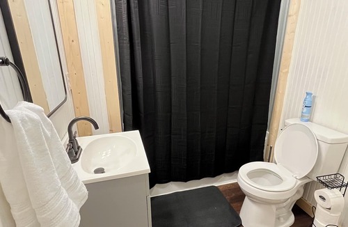 Milburn Apartment | Tranquil charming Tiny House in Clinton