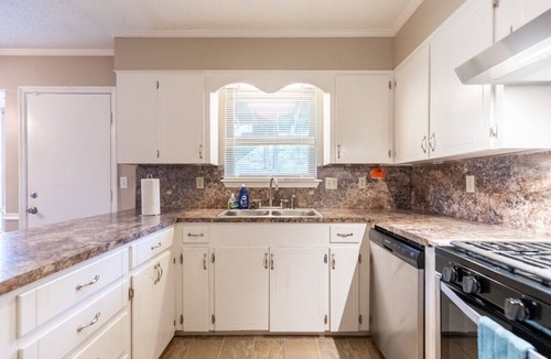 North Little Rock House | Tranquil Duplex w/Spacious Living in Peaceful Area
