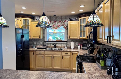 Crown City House | Tranquil Inn at The Barn 3 bedroom, 2 bathrooms, front and back porches