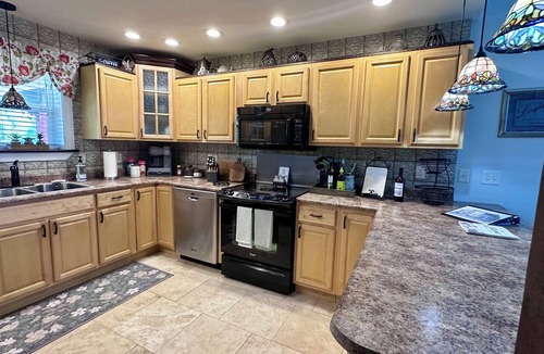 Crown City House | Tranquil Inn at The Barn 3 bedroom, 2 bathrooms, front and back porches