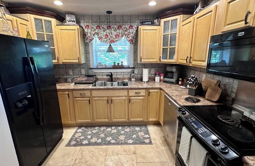 Crown City House | Tranquil Inn at The Barn 3 bedroom, 2 bathrooms, front and back porches