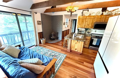 Morganton Cabin | Traveler's Rest Cabin - 1 Bedroom - Dog Friendly