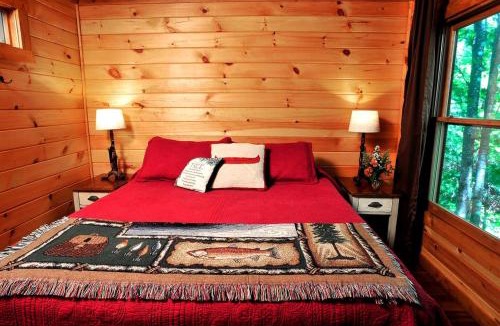 Boone House | Tree House-Style Luxury Cabin in the Blue Ridge Mountains, North Carolina