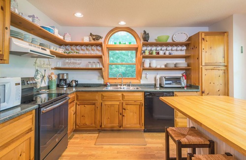 Black Mountain House | Tree Top Too | Montreat Home with Grill, Hot Tub & Partial Mountain Views!