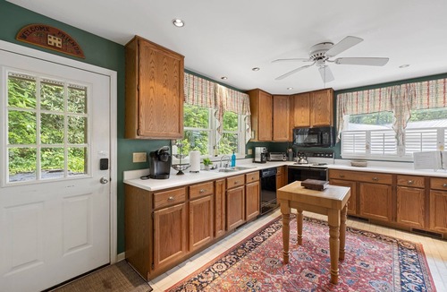 Black Mountain Cabin | Treetop Montreat/Blk Mtn 5BR/4BA cabin w/Creek just 20 minutes to Asheville!